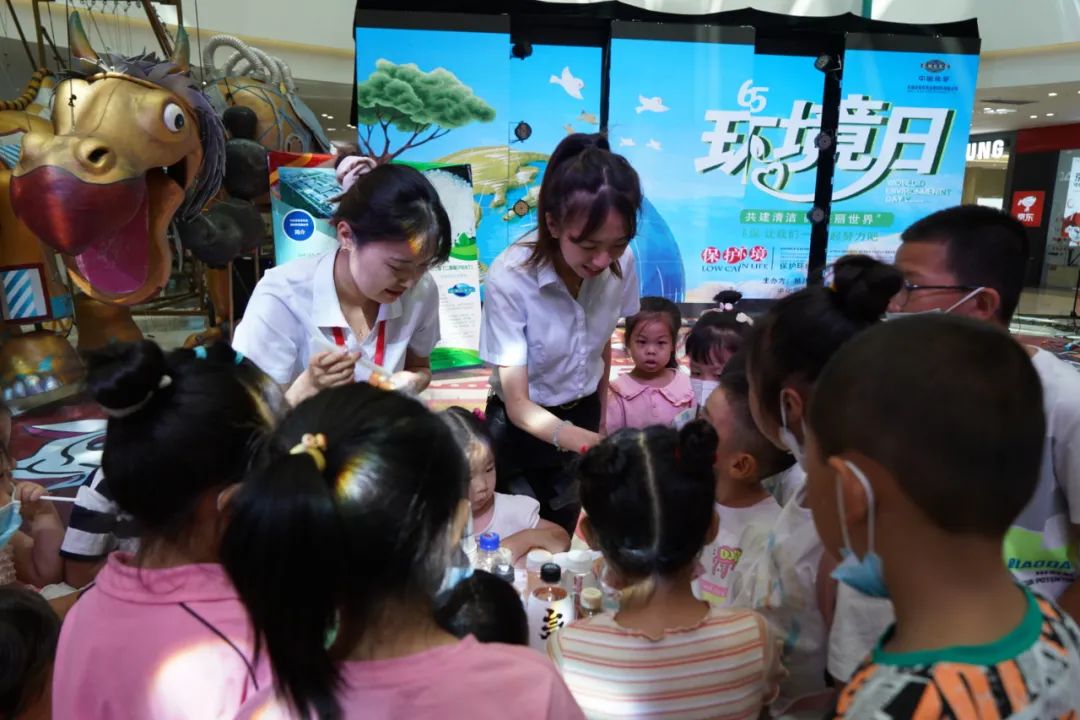 2022年6月3日，東華科技所屬東華天業(yè)公司聯(lián)合新疆建設(shè)兵團(tuán)第八師石河子市生態(tài)環(huán)境局在新疆萬(wàn)達(dá)商場(chǎng)舉辦“共建清潔美麗世界”六五環(huán)境日公益宣傳活動(dòng)