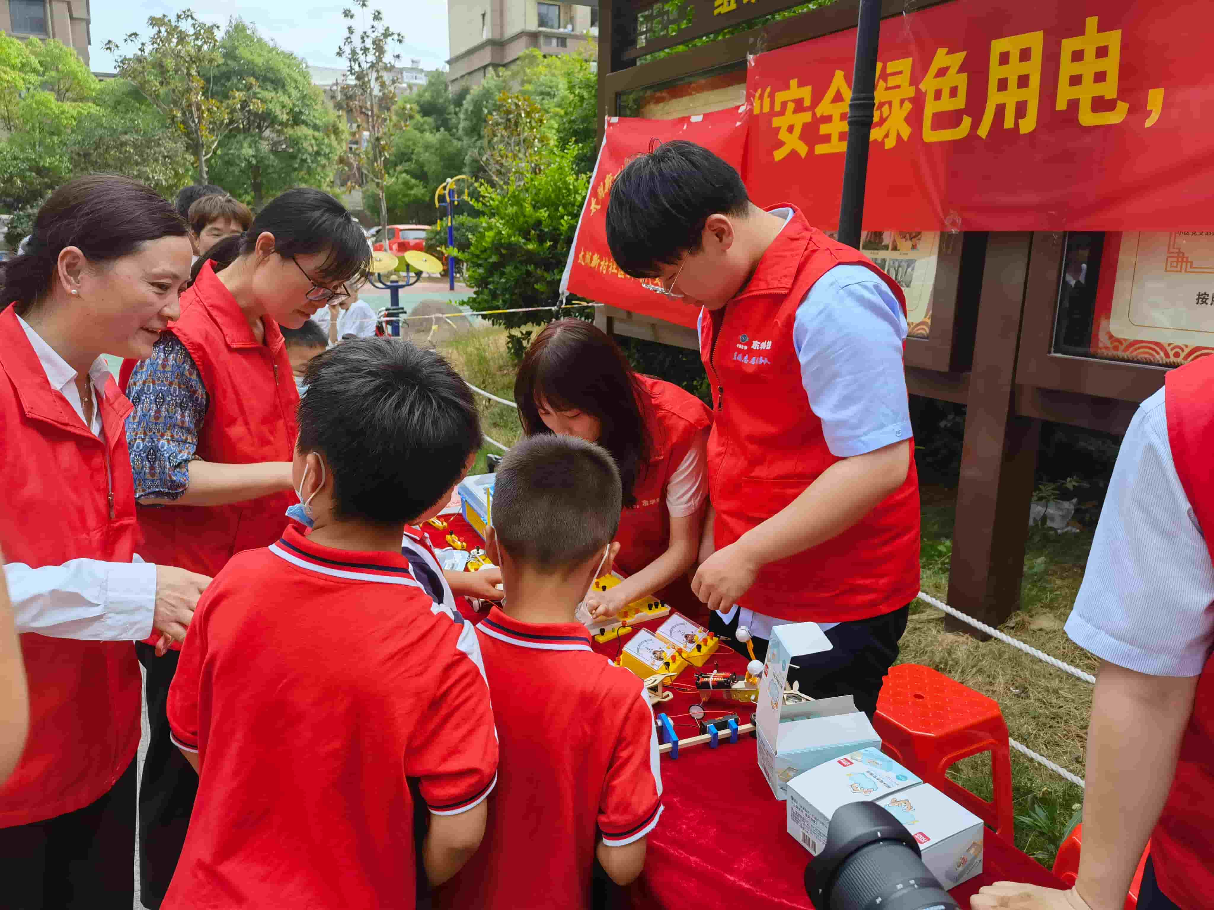 2021年6月21日，藍(lán)鴿志愿服務(wù)隊(duì)前往社區(qū)開展“安全用電，安全你我”志愿活動(dòng)（1）